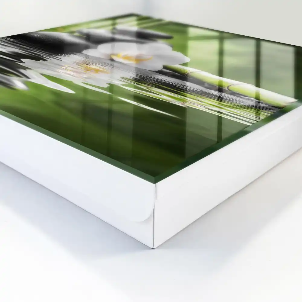 Casetă de chei cu design de floare delicată și pietre pe apă