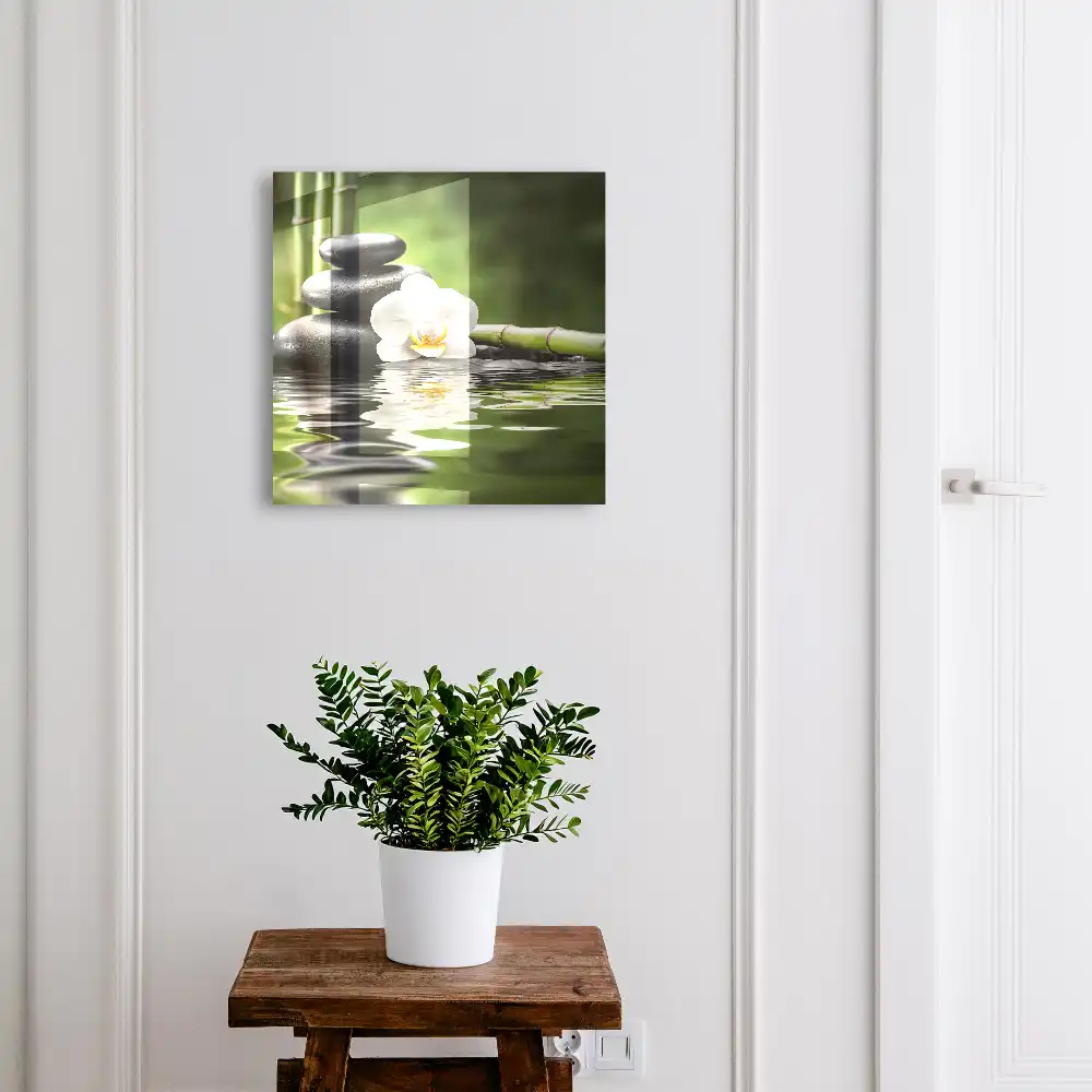 Casetă de chei cu design de floare delicată și pietre pe apă