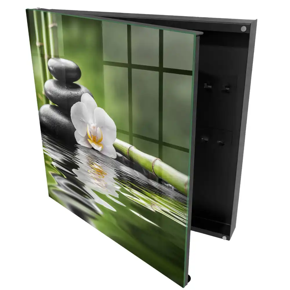Casetă de chei cu design de floare delicată și pietre pe apă