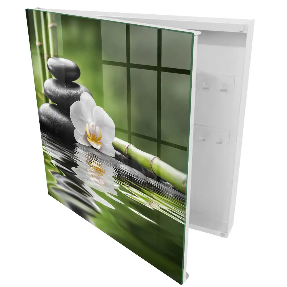 Casetă de chei cu design de floare delicată și pietre pe apă