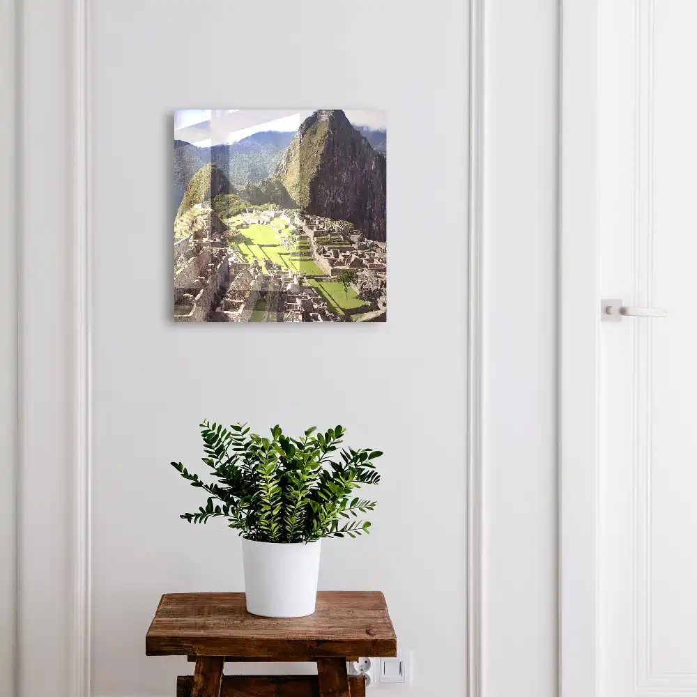 Cutiuta pentru chei cu design de munti maiestuosi si cladiri din piatra
