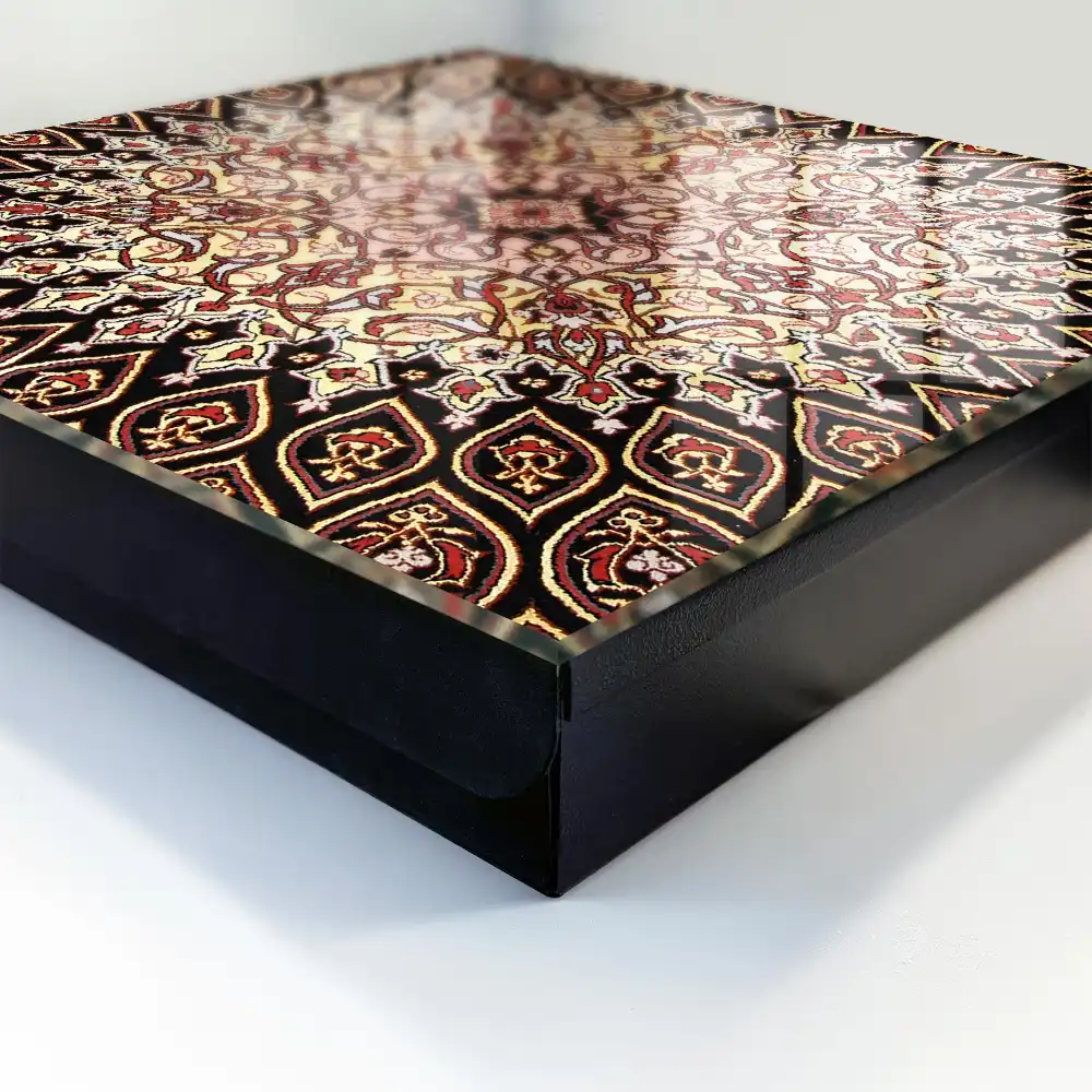 Dulapior pentru chei cu design ornamentat în tonuri calde