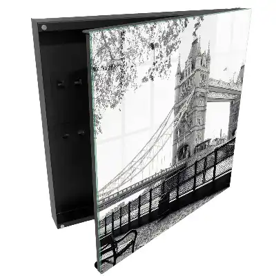 Suport de perete pentru chei cu design de pod gotic și peisaj natural