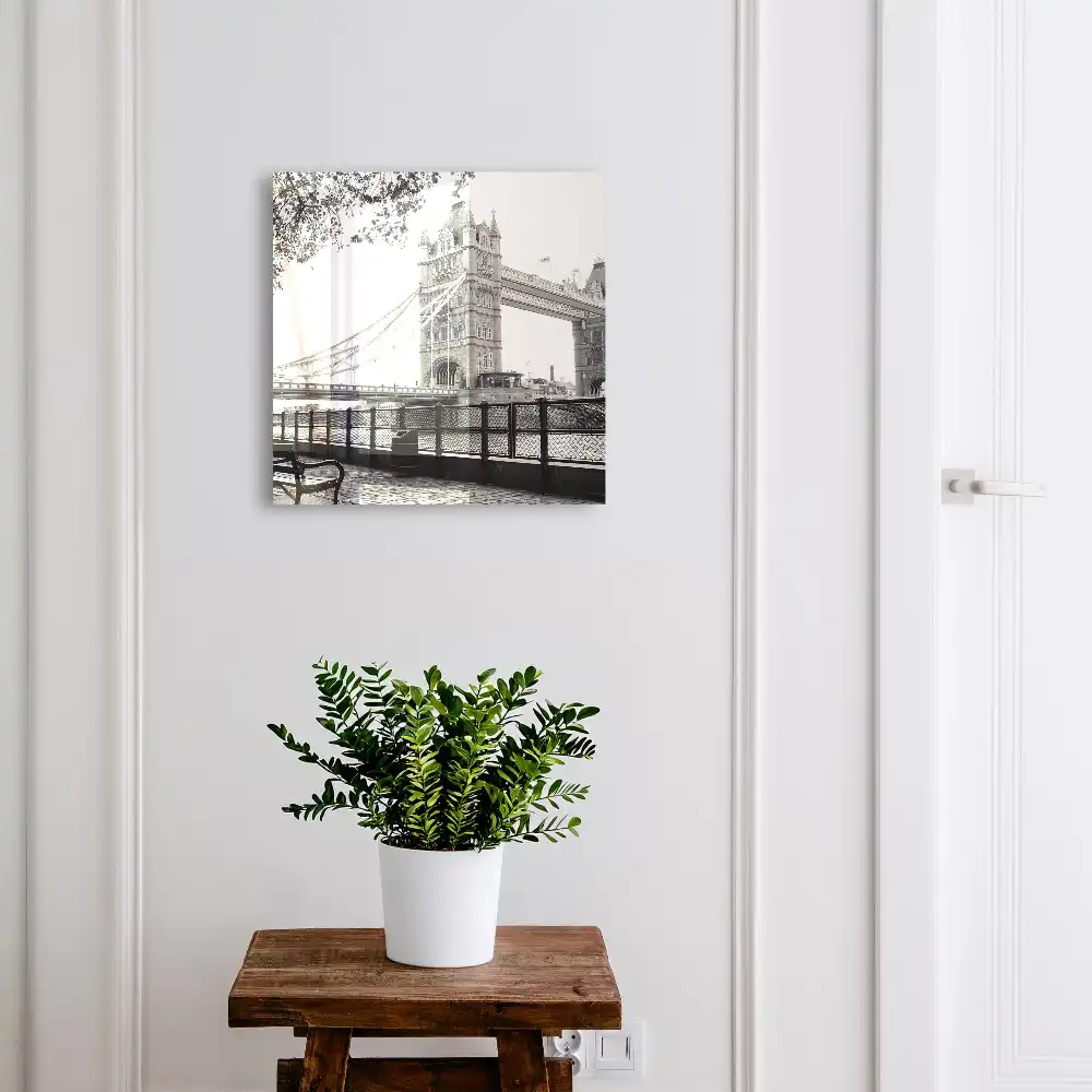 Suport de perete pentru chei cu design de pod gotic și peisaj natural