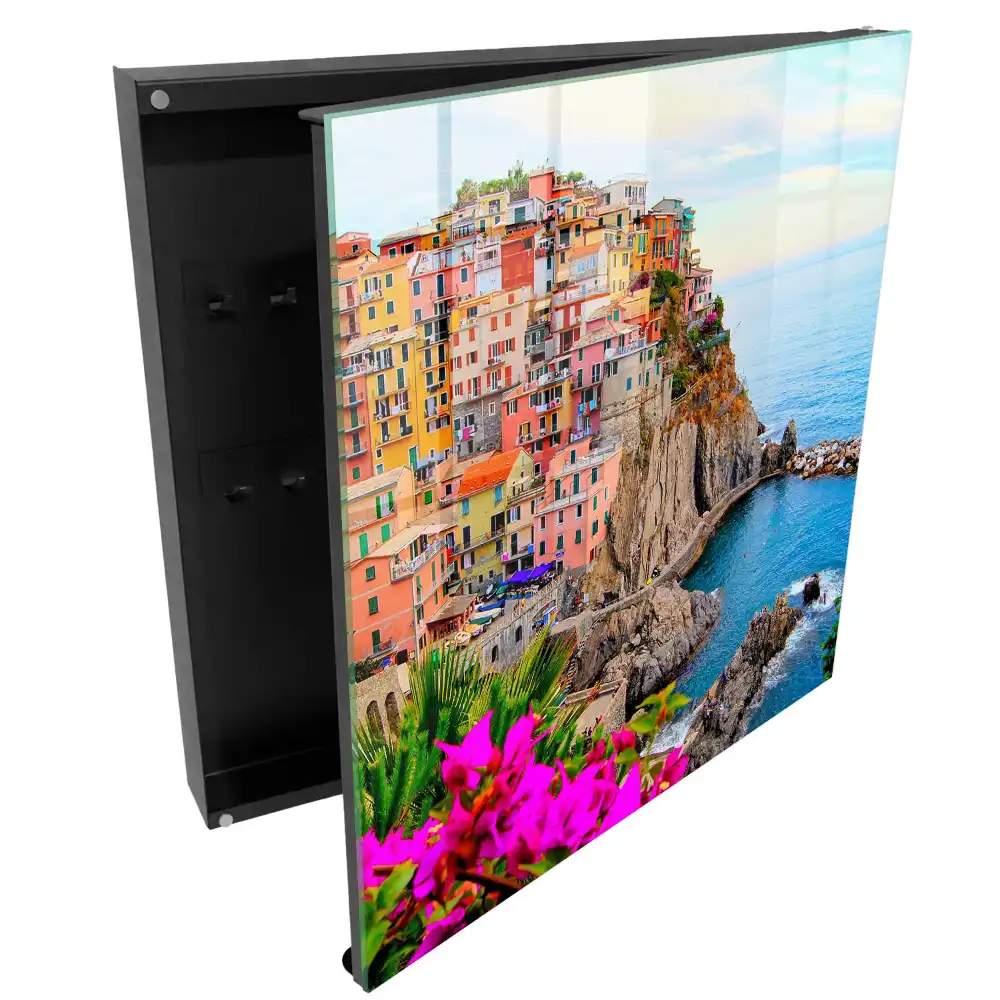 Casetă pentru chei cu model de case colorate lângă mare
