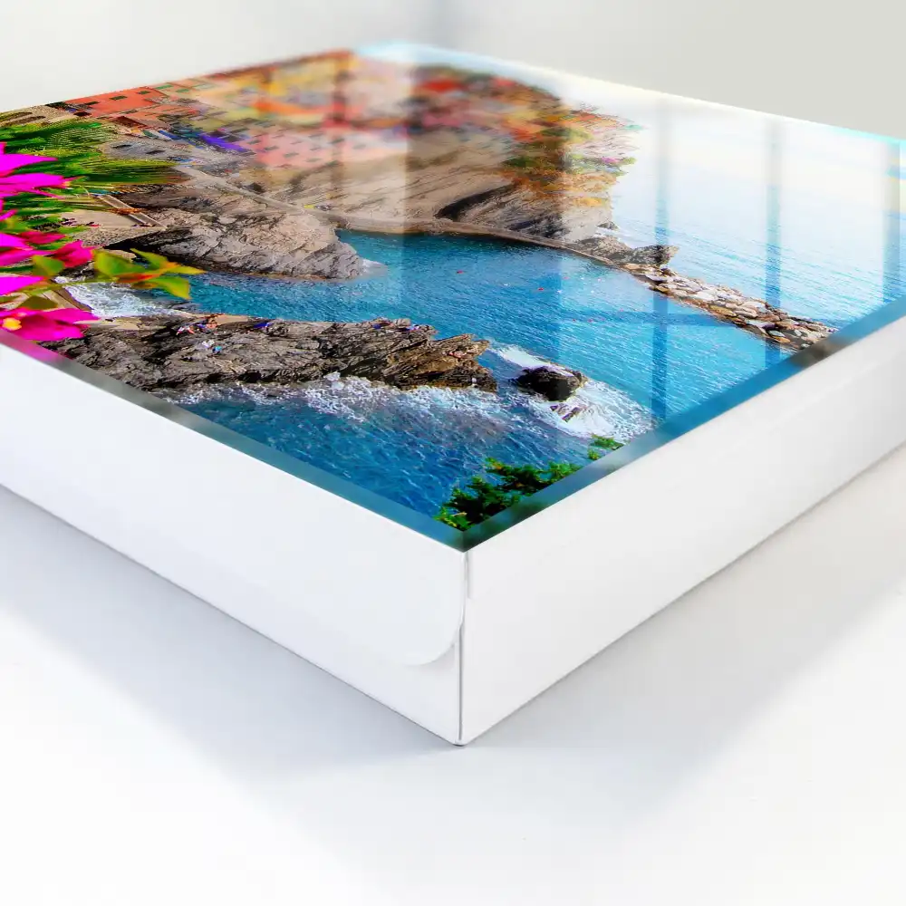 Casetă pentru chei cu model de case colorate lângă mare