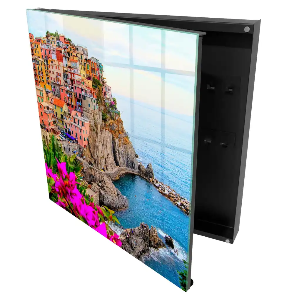 Casetă pentru chei cu model de case colorate lângă mare