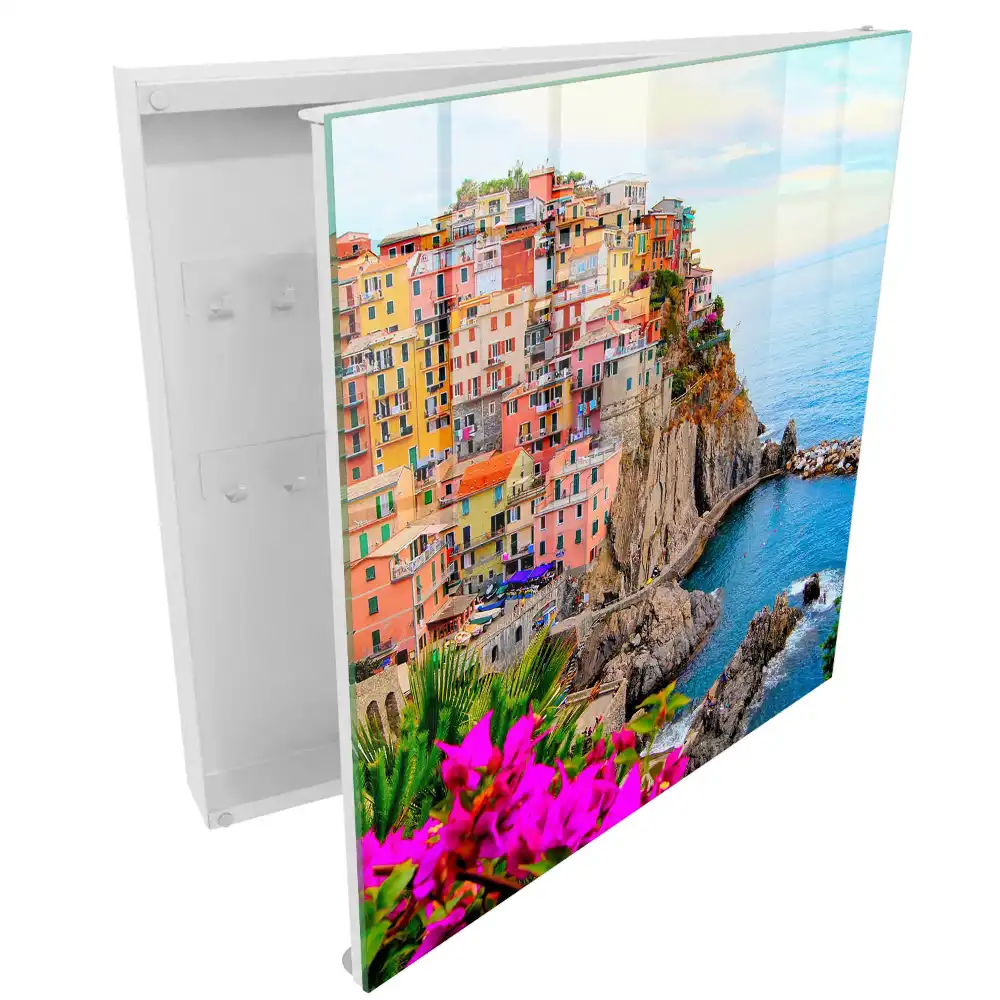 Casetă pentru chei cu model de case colorate lângă mare