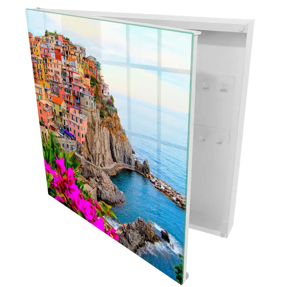 Casetă pentru chei cu model de case colorate lângă mare
