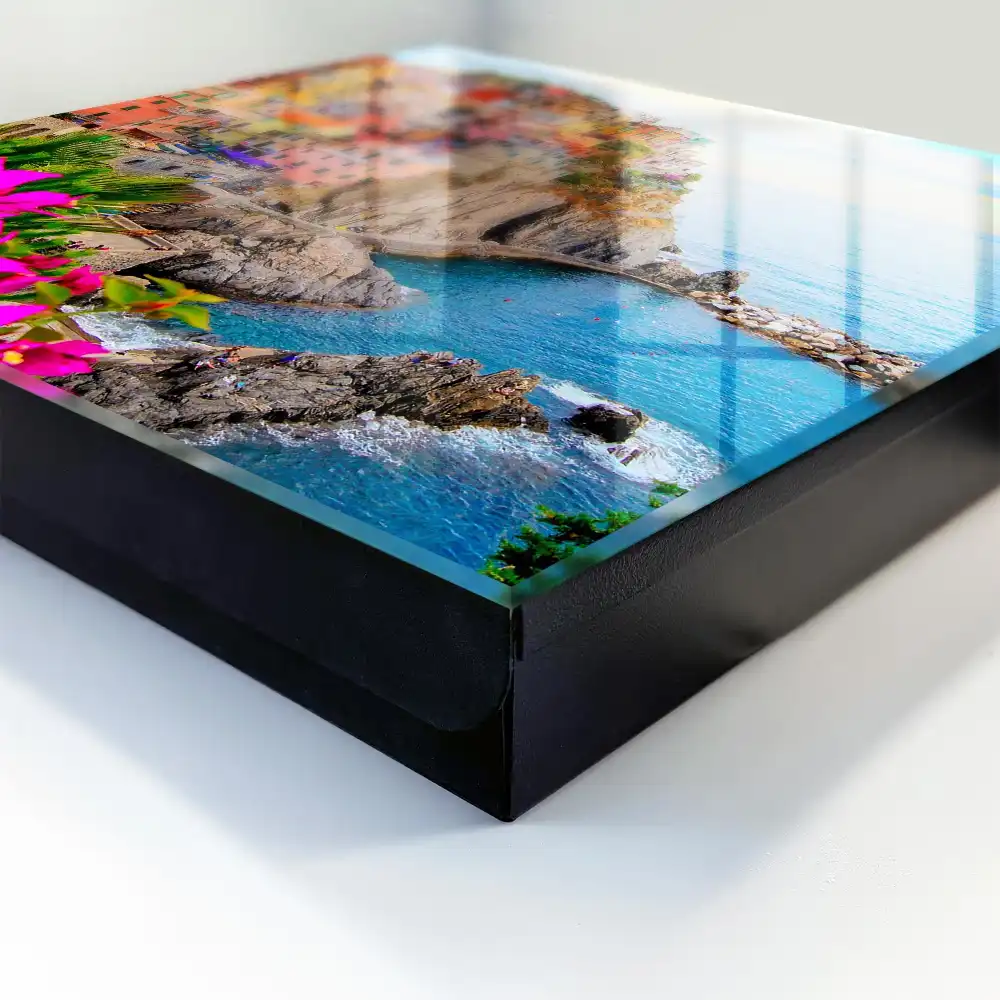 Casetă pentru chei cu model de case colorate lângă mare