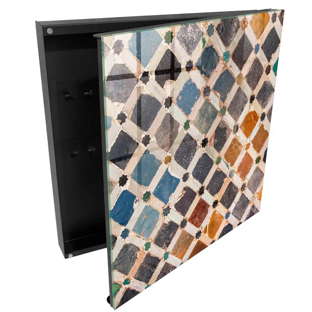 Cutie pentru chei cu model decorativ de plăcuțe colorate pe perete