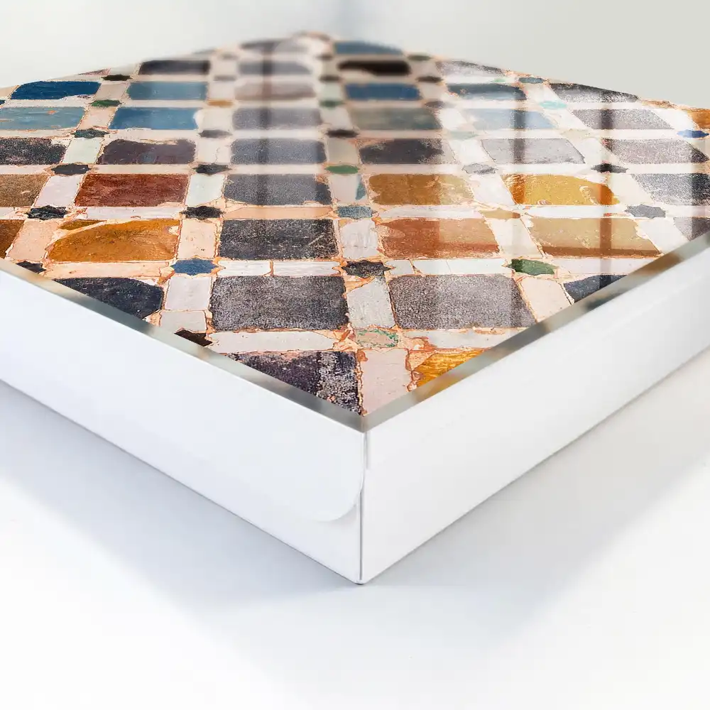 Cutie pentru chei cu model decorativ de plăcuțe colorate pe perete