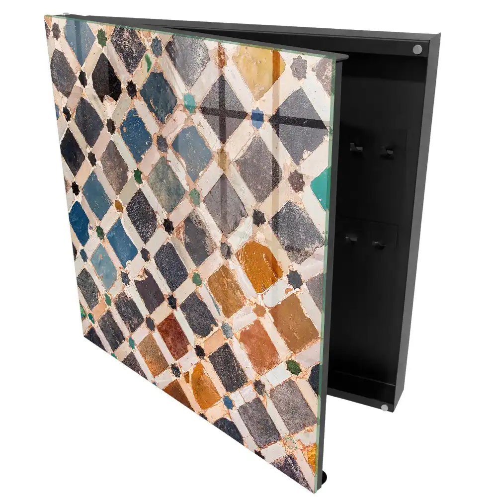 Cutie pentru chei cu model decorativ de plăcuțe colorate pe perete