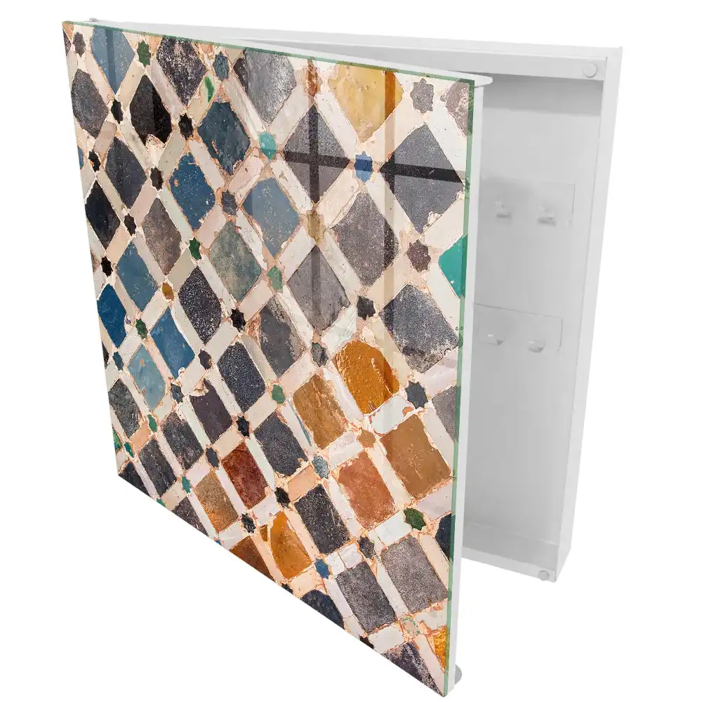 Cutie pentru chei cu model decorativ de plăcuțe colorate pe perete