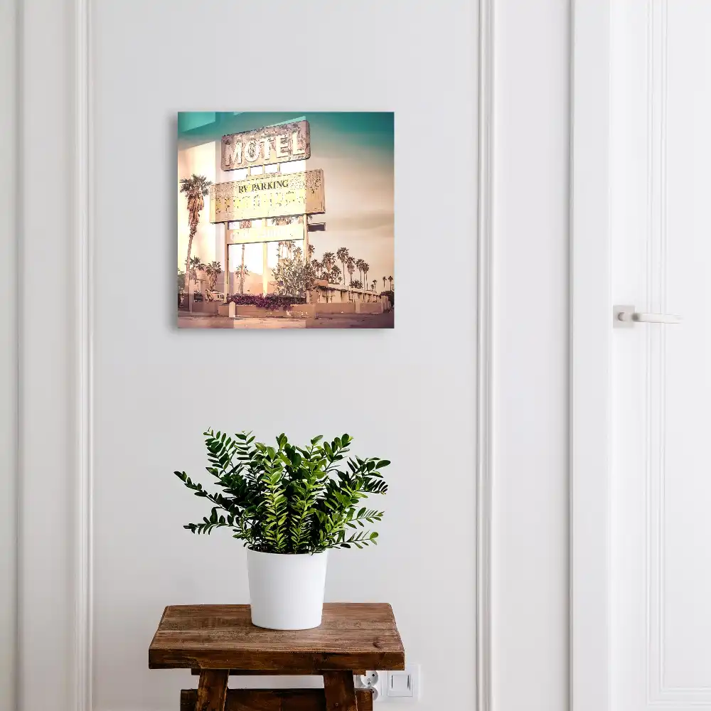 Suport pentru chei de perete cu design de semn de motel și palmieri