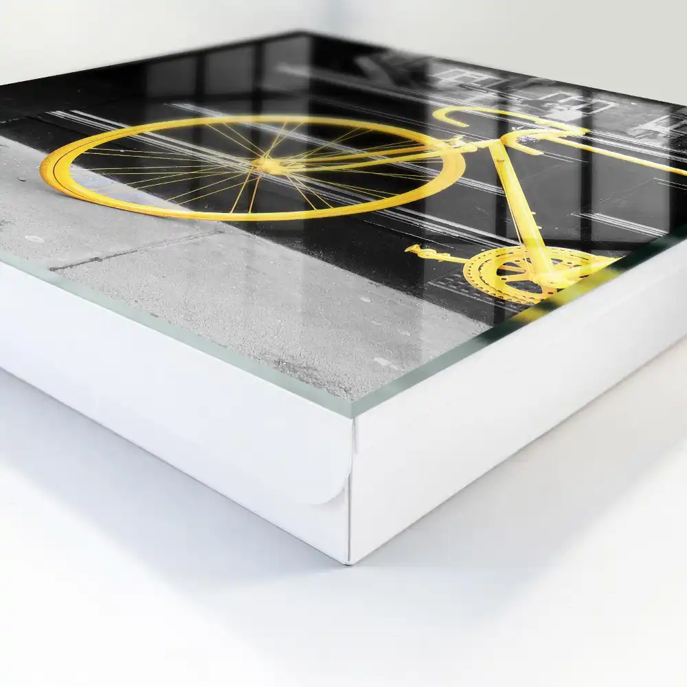 Casetă pentru chei de bicicletă cu design galben pe fundal alb-negru