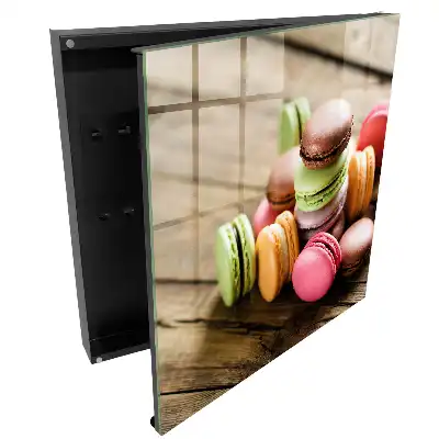 Suport de chei pentru perete cu model macarons colorate pe fundal de lemn