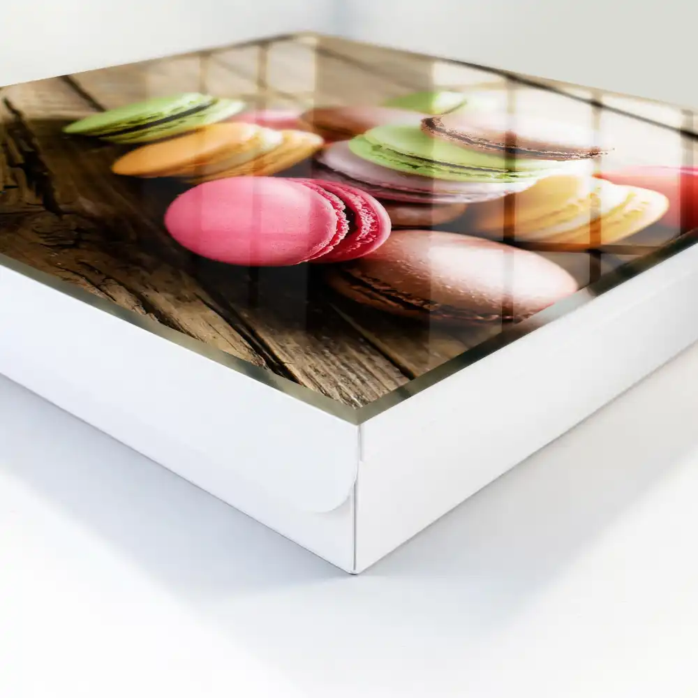 Suport de chei pentru perete cu model macarons colorate pe fundal de lemn