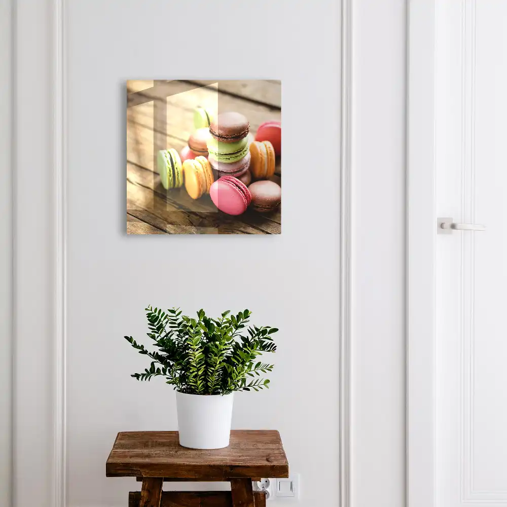 Suport de chei pentru perete cu model macarons colorate pe fundal de lemn