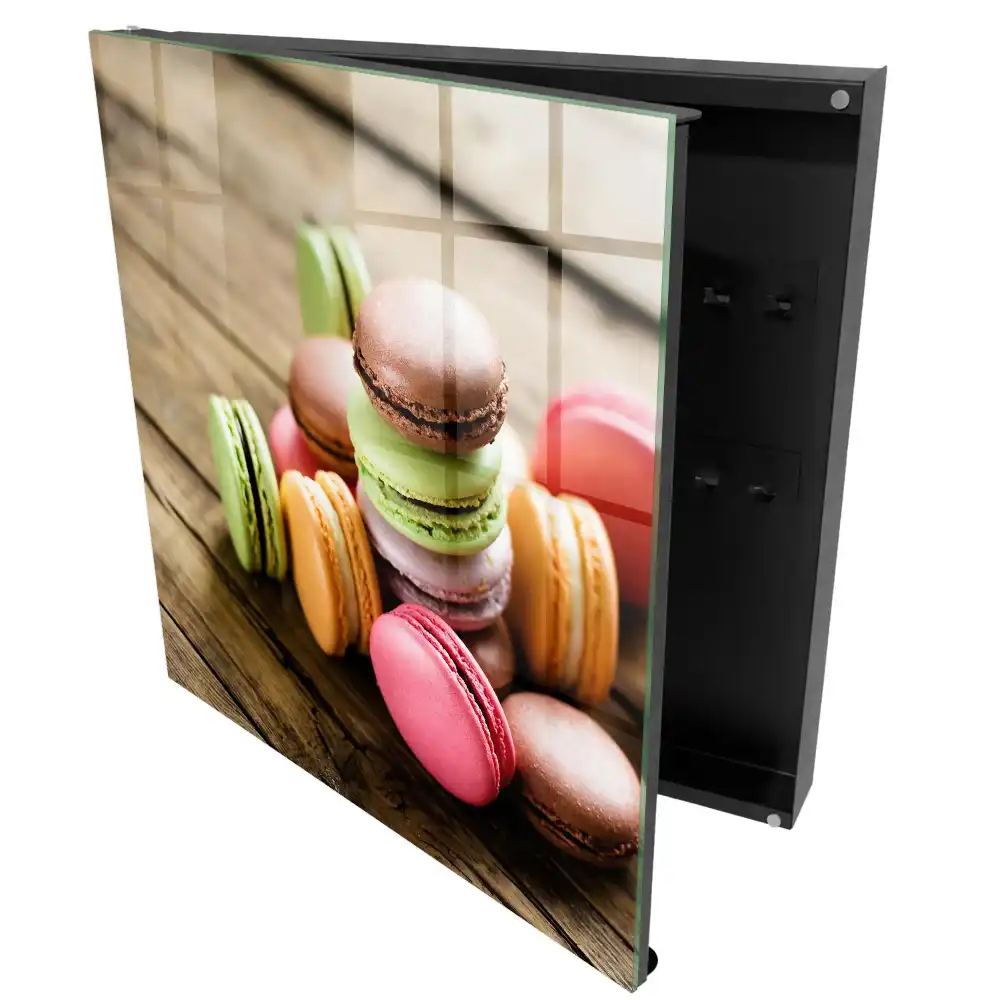 Suport de chei pentru perete cu model macarons colorate pe fundal de lemn