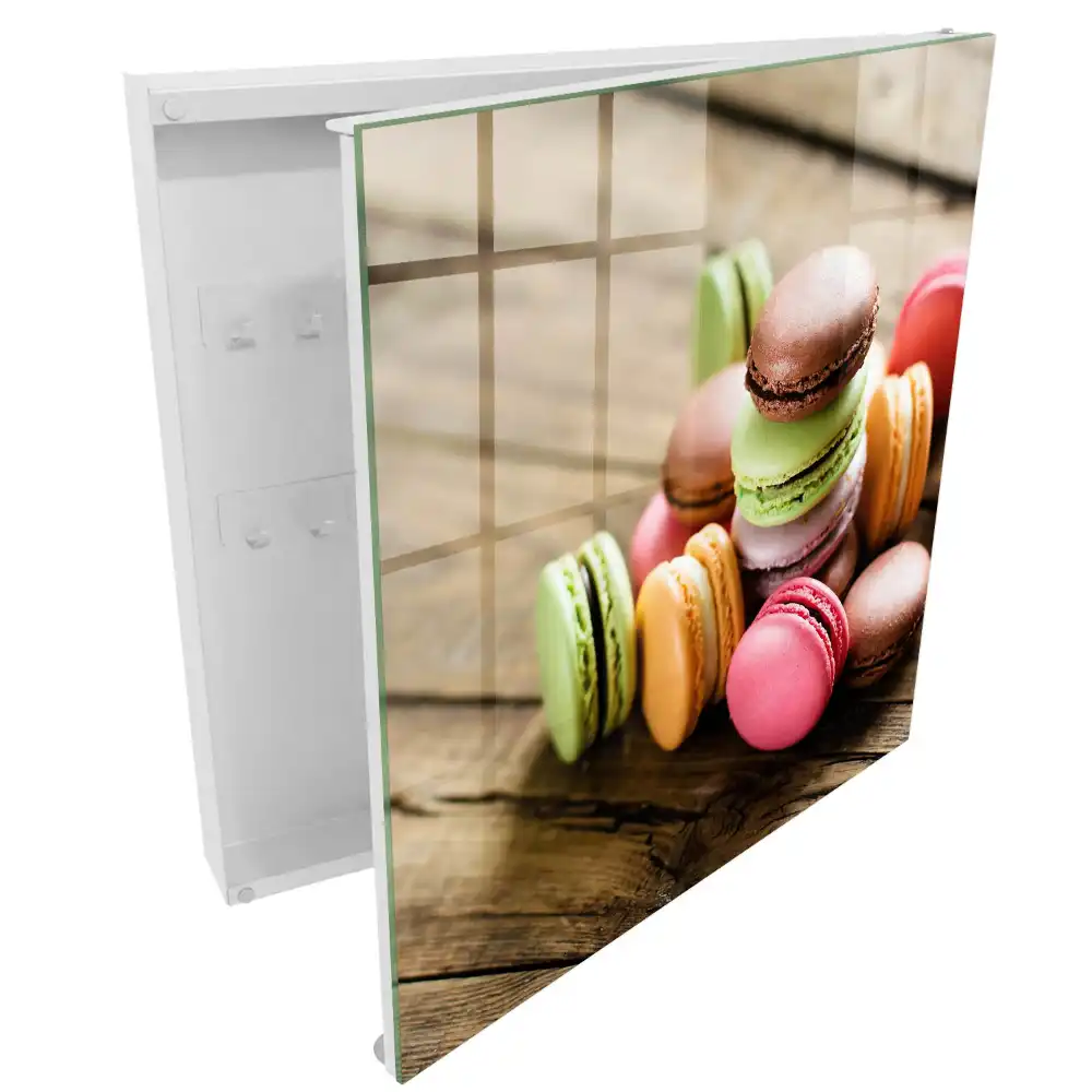 Suport de chei pentru perete cu model macarons colorate pe fundal de lemn