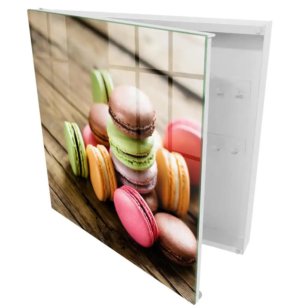 Suport de chei pentru perete cu model macarons colorate pe fundal de lemn
