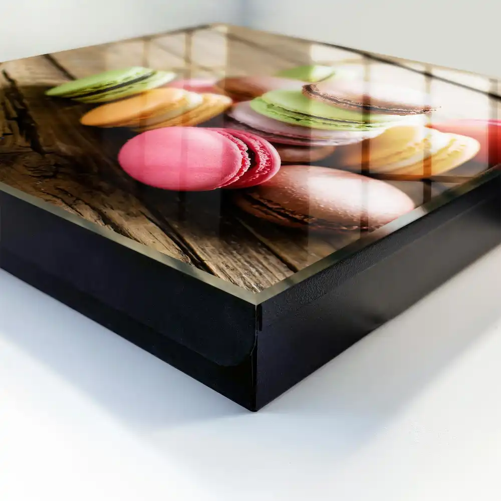 Suport de chei pentru perete cu model macarons colorate pe fundal de lemn