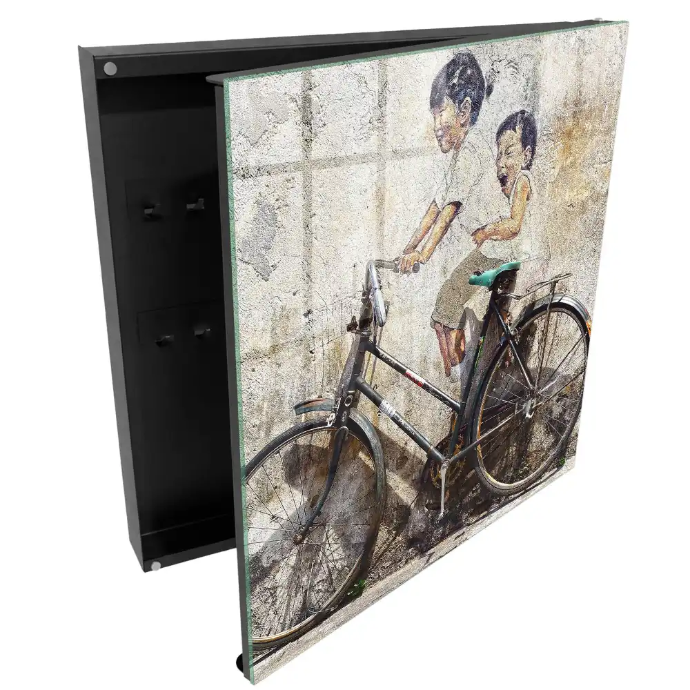 Dulap pentru chei cu model artă stradală reprezentând copii pe biciclete lângă un zid vechi