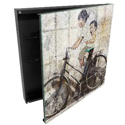 Dulap pentru chei cu model artă stradală reprezentând copii pe biciclete lângă un zid vechi