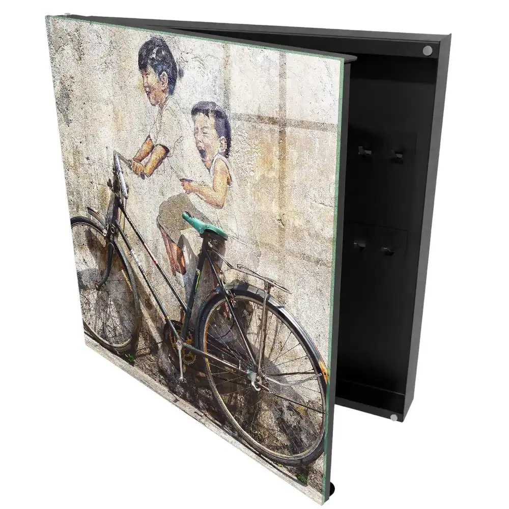 Dulap pentru chei cu model artă stradală reprezentând copii pe biciclete lângă un zid vechi