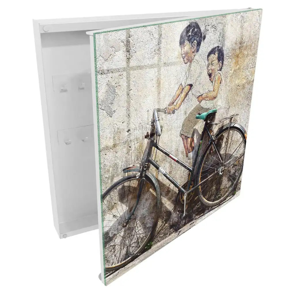 Dulap pentru chei cu model artă stradală reprezentând copii pe biciclete lângă un zid vechi