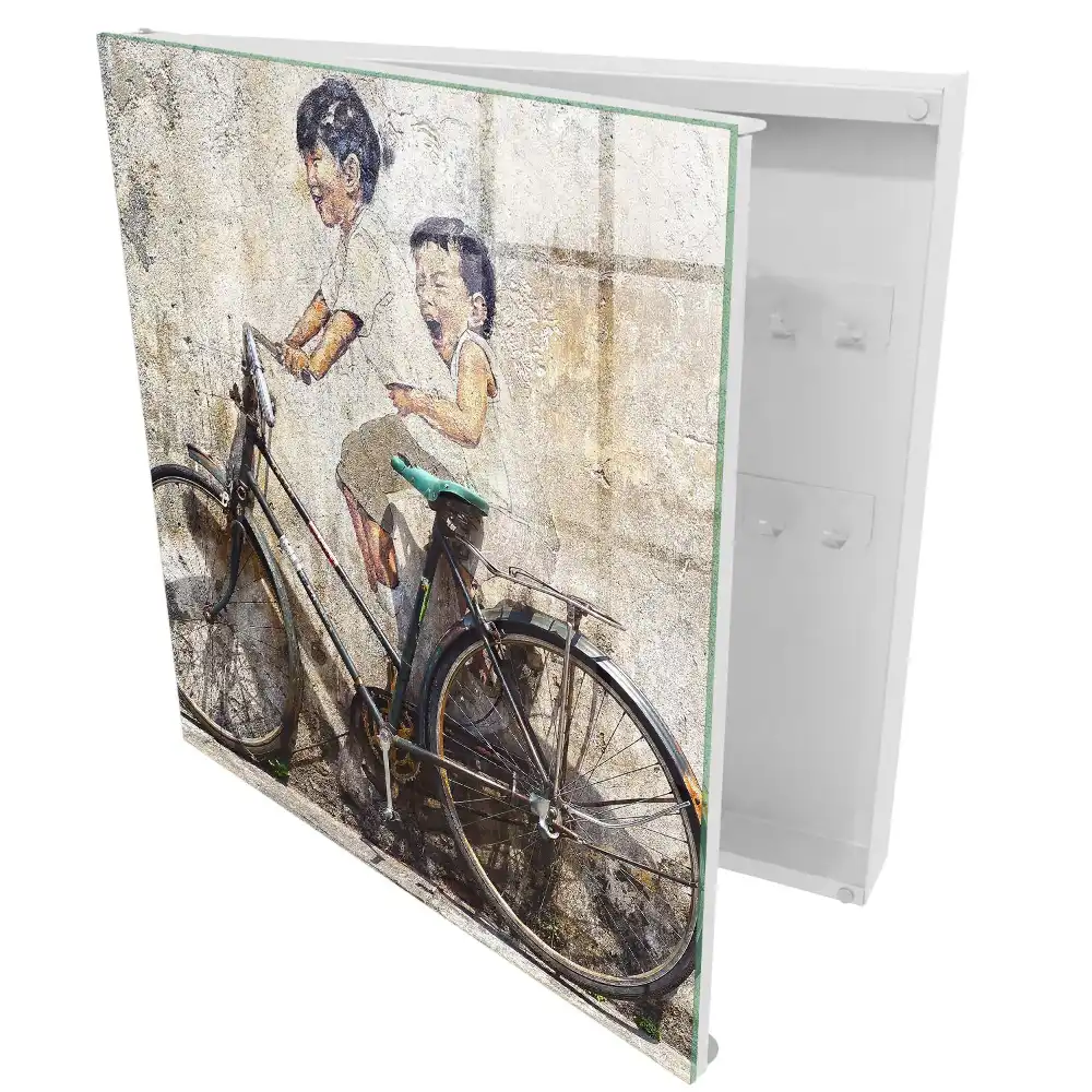 Dulap pentru chei cu model artă stradală reprezentând copii pe biciclete lângă un zid vechi