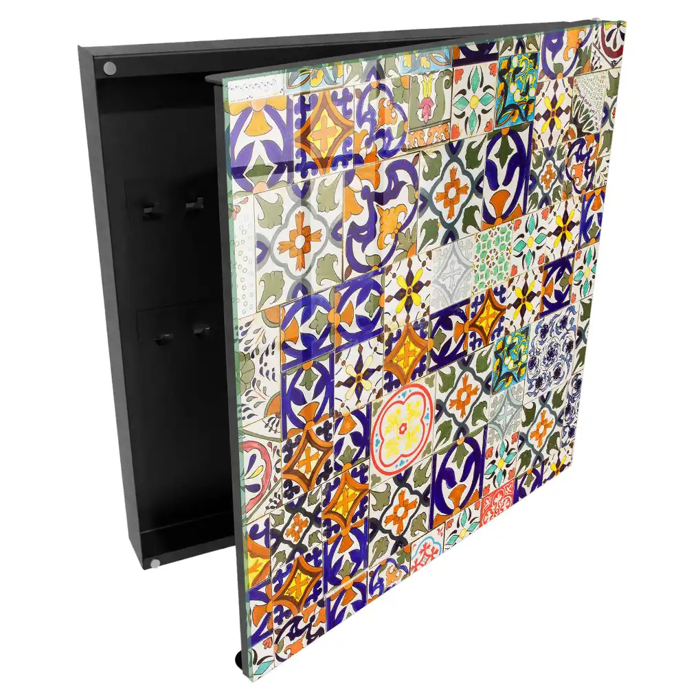 Casetă pentru chei cu plăci ceramice pictate cu modele colorate