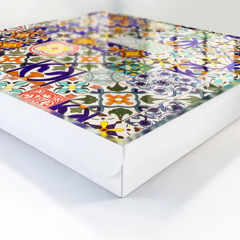 Casetă pentru chei cu plăci ceramice pictate cu modele colorate
