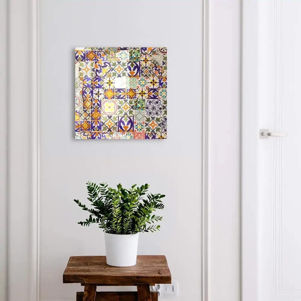 Casetă pentru chei cu plăci ceramice pictate cu modele colorate