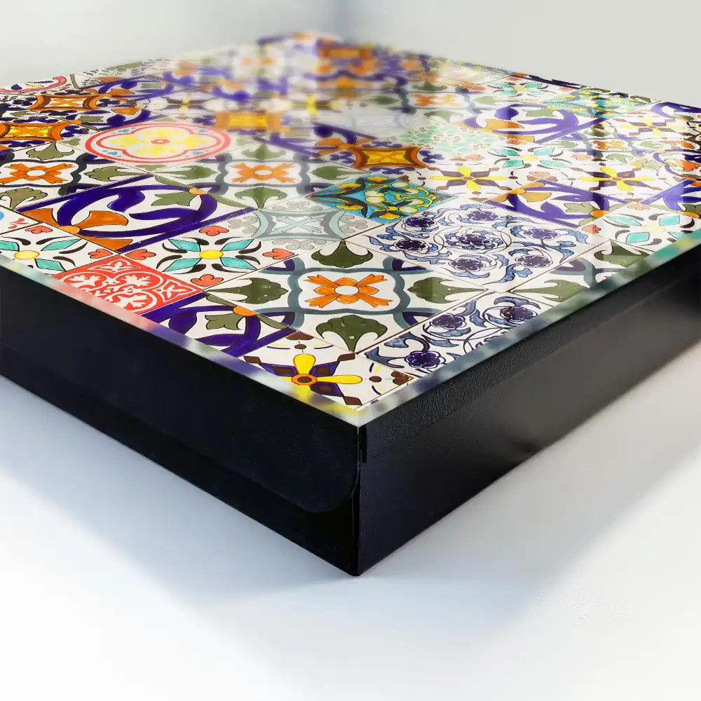 Casetă pentru chei cu plăci ceramice pictate cu modele colorate