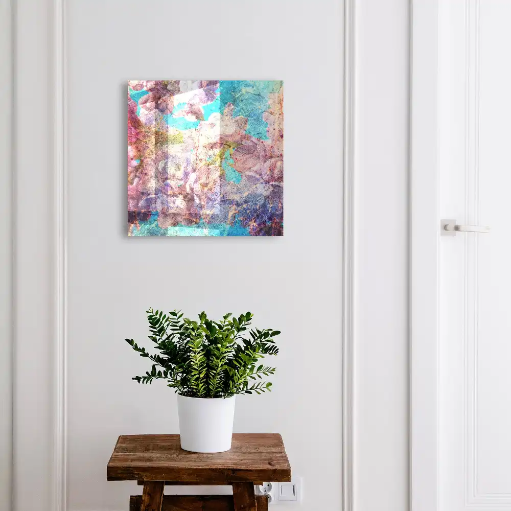 Dulapior pentru chei cu model floral violet pe fundal albastru