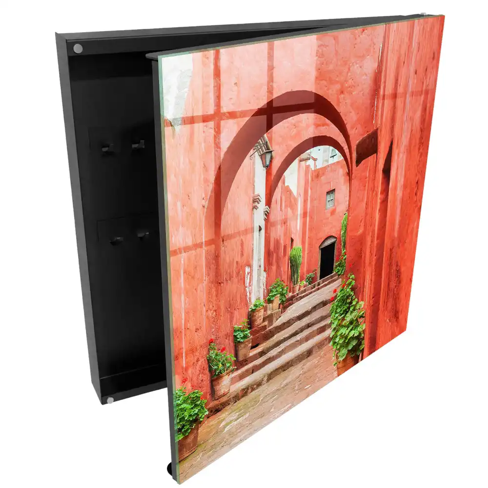 Dulap pentru chei cu design arhitectural Red Architecture cu plante și scări