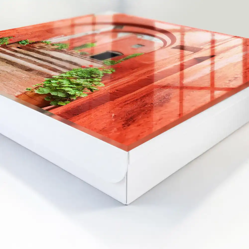 Dulap pentru chei cu design arhitectural Red Architecture cu plante și scări