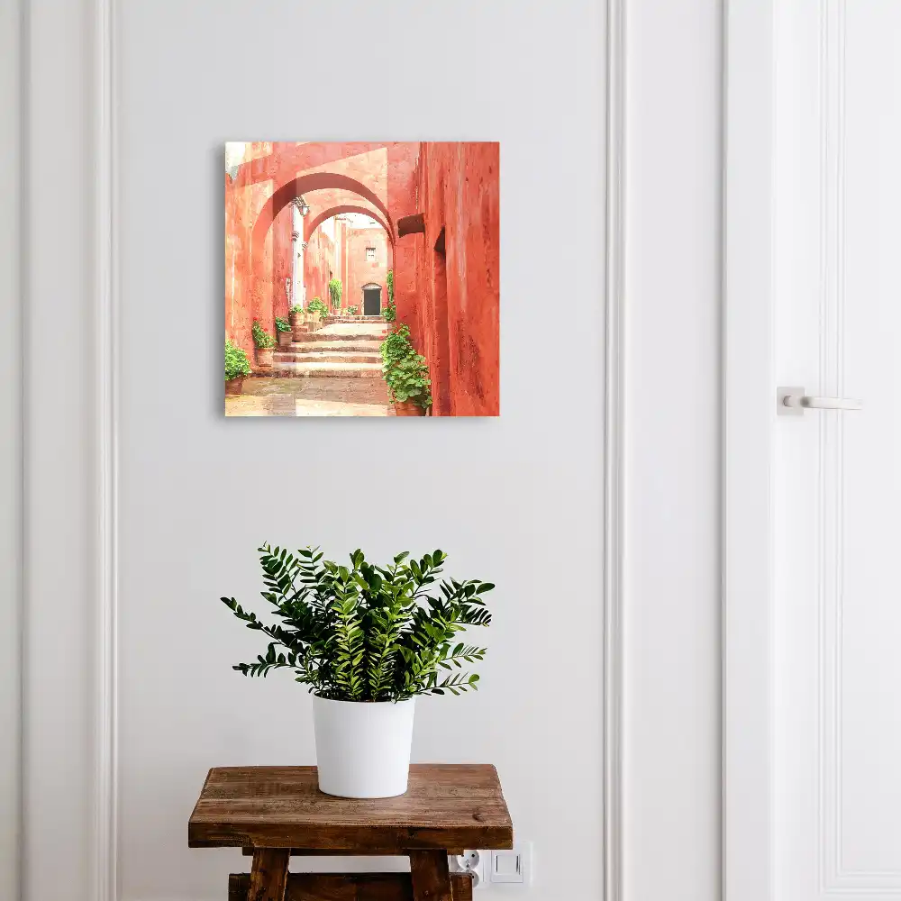 Dulap pentru chei cu design arhitectural Red Architecture cu plante și scări