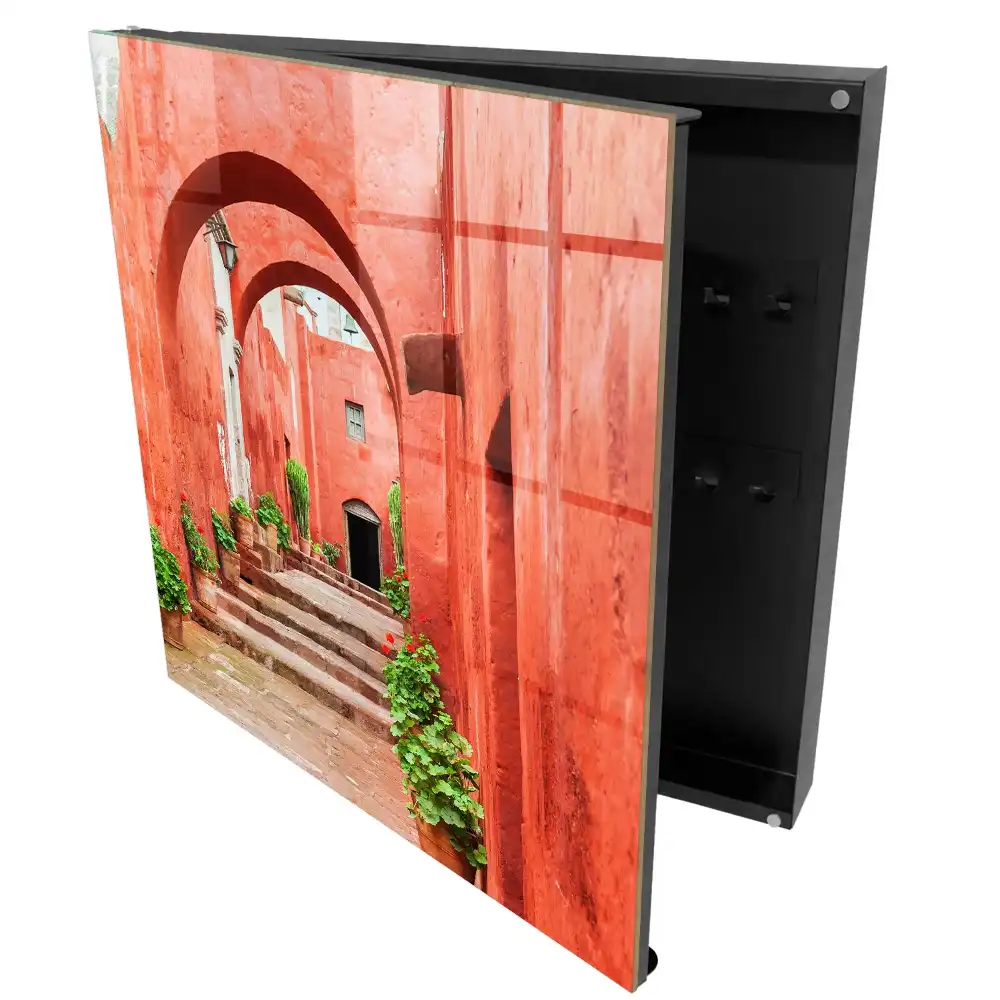 Dulap pentru chei cu design arhitectural Red Architecture cu plante și scări