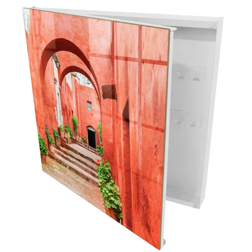 Dulap pentru chei cu design arhitectural Red Architecture cu plante și scări