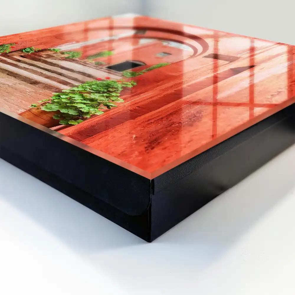 Dulap pentru chei cu design arhitectural Red Architecture cu plante și scări