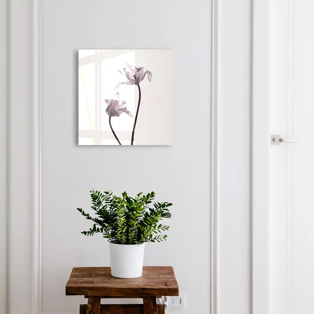 Suport de chei pentru perete cu model de flori delicate pe fundal deschis