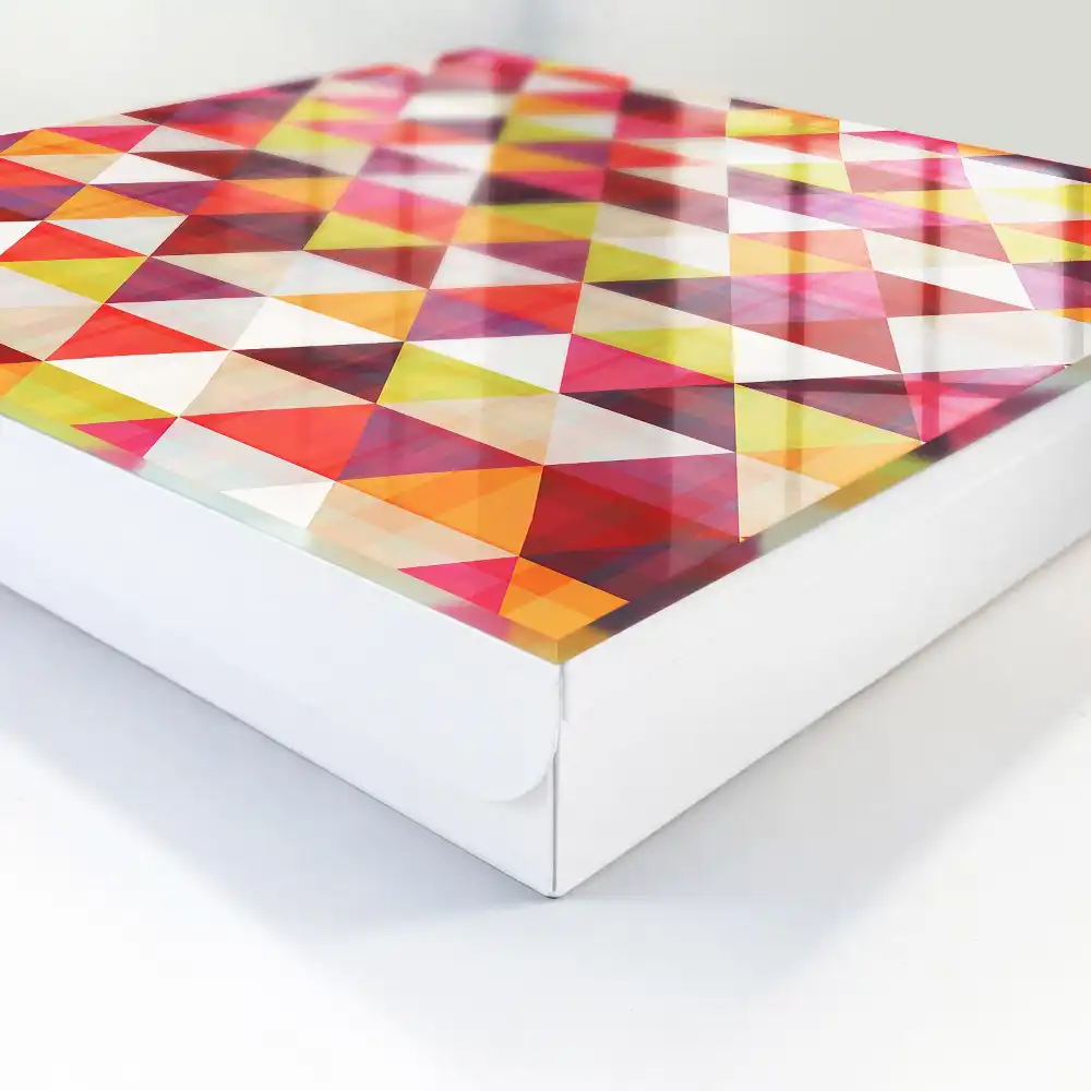 Casetă de chei cu design mozaic din triunghiuri colorate