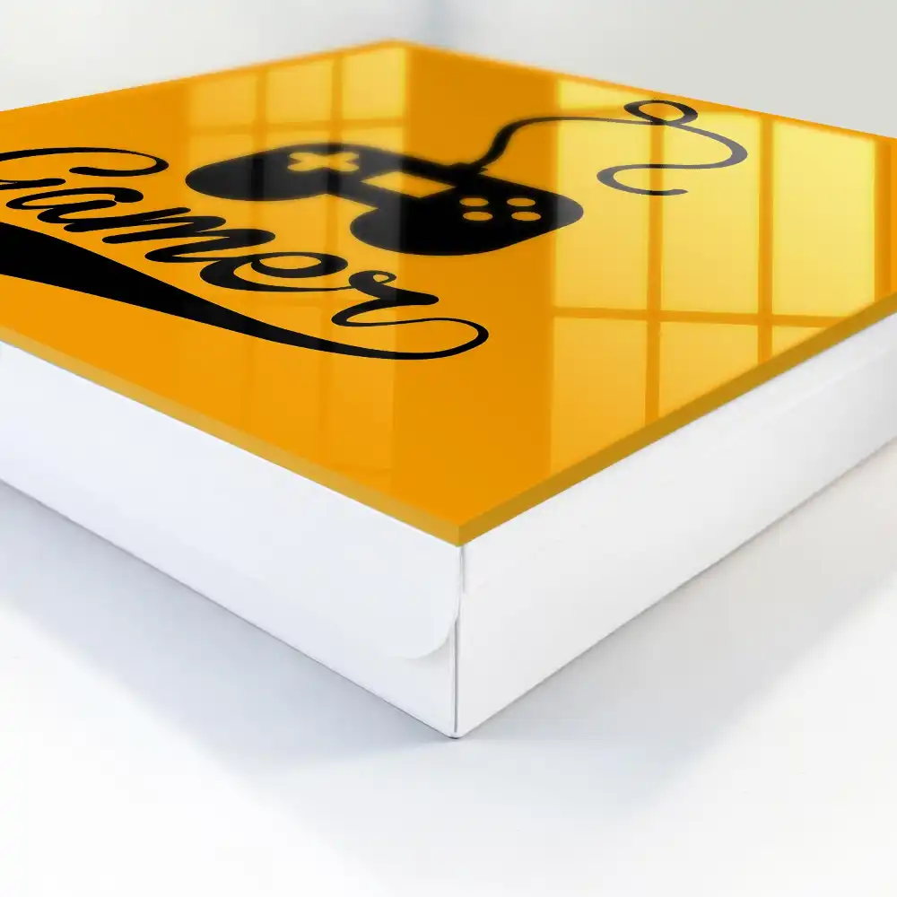 Suport de perete pentru chei cu design de controller negru pe fundal portocaliu