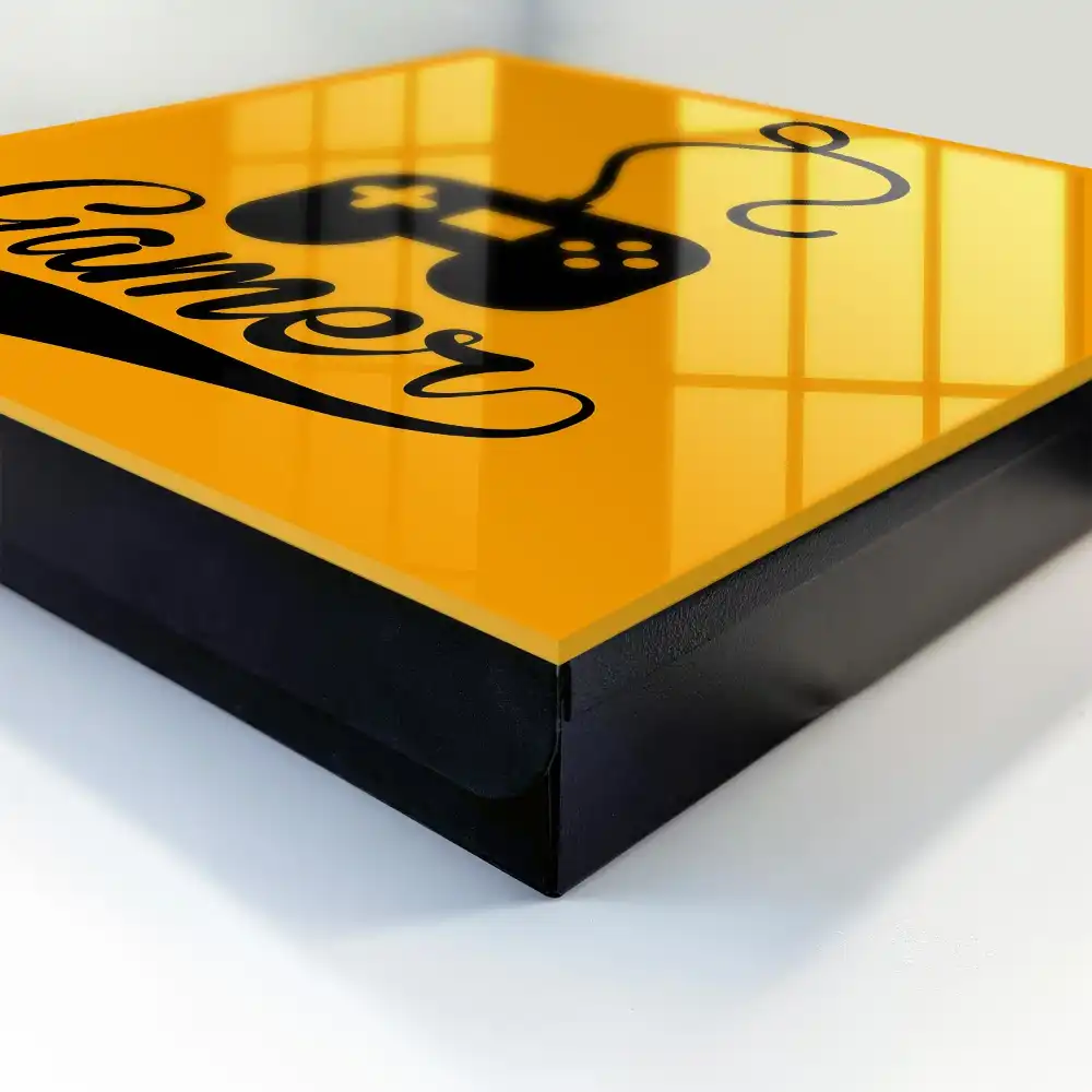 Suport de perete pentru chei cu design de controller negru pe fundal portocaliu