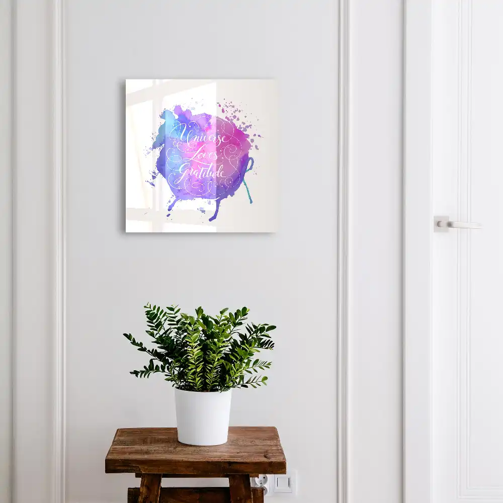 Casetă pentru chei cu inscripție și motive florale în nuanțe de violet și roz