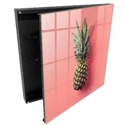 Suport pentru chei de perete cu design exotic pe fundal roz