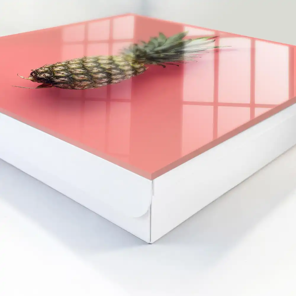 Suport pentru chei de perete cu design exotic pe fundal roz